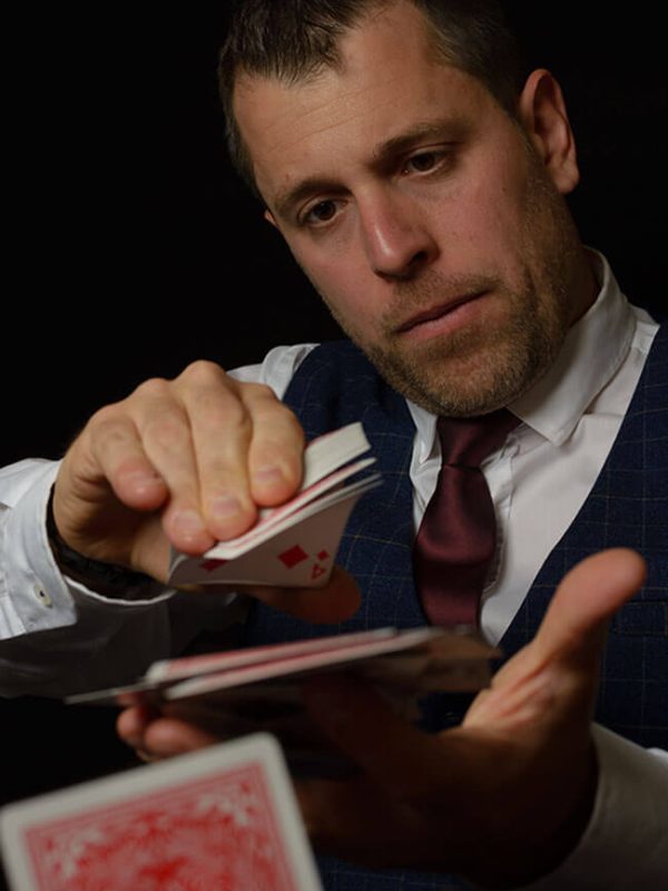 Mago Jan seleccionando cartas durante un espectáculo