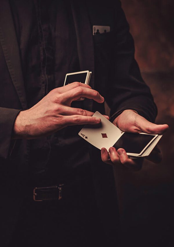 Manos de un mago enseñando cartas